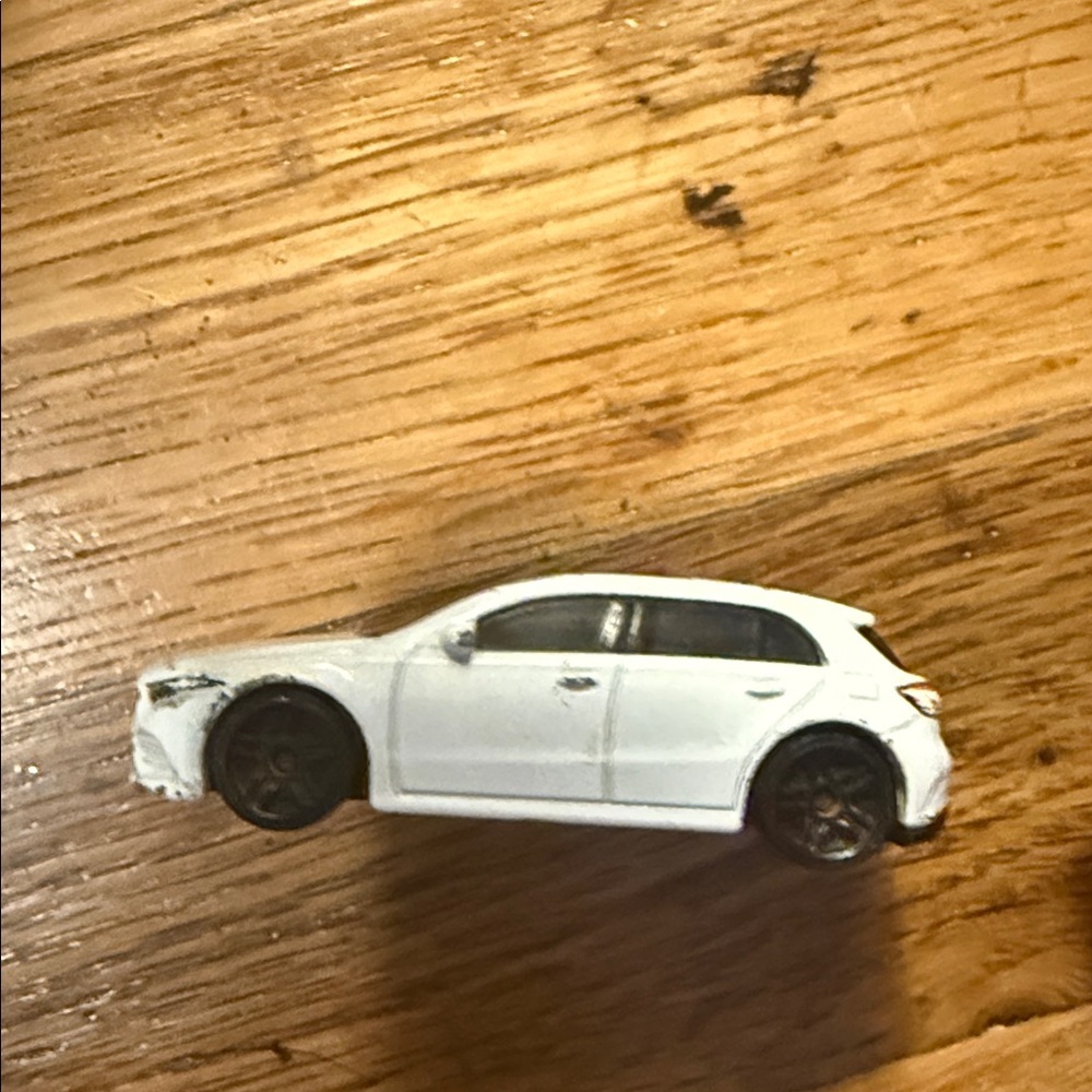 Hot Wheels 2019 Mercedes Benz - Picture 2 of 5
